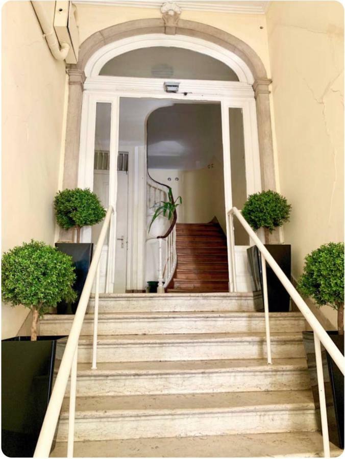 Apartment Charming Sunny Penthouse Lissabon